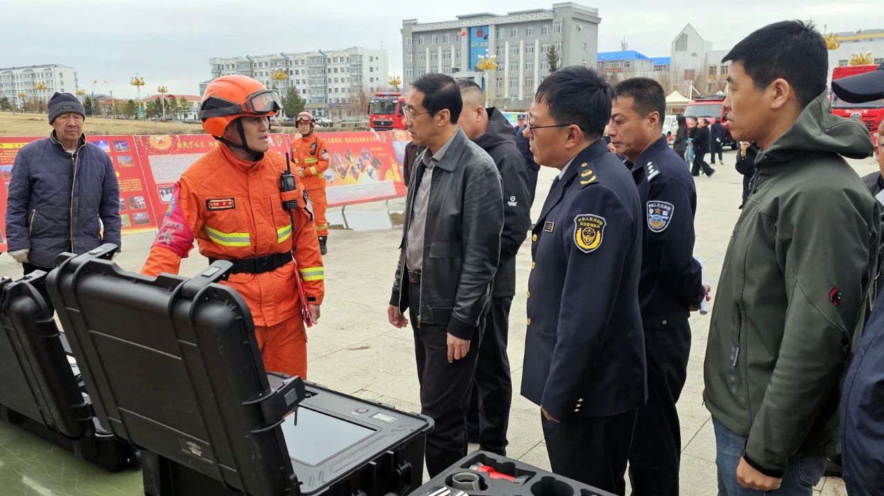 D:\桌面\公众号\4月\来源-陈巴尔虎旗人民政府\4.21\我旗开展“预防火灾、珍爱生命、守护北疆”暨第十三次“百车千人万里行”保护生态屏障联合行动\11.jpg